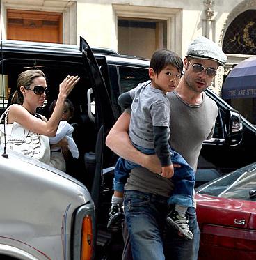 angelina jolie and brad pitt kids. Brad Pitt Snaps Angelina Jolie
