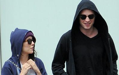 Shannon Woodward and Robert Pattinson 