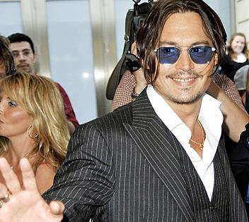 Johnny Depp: Spotted At Chicago Premiere, Beach Tribute To Heath ...